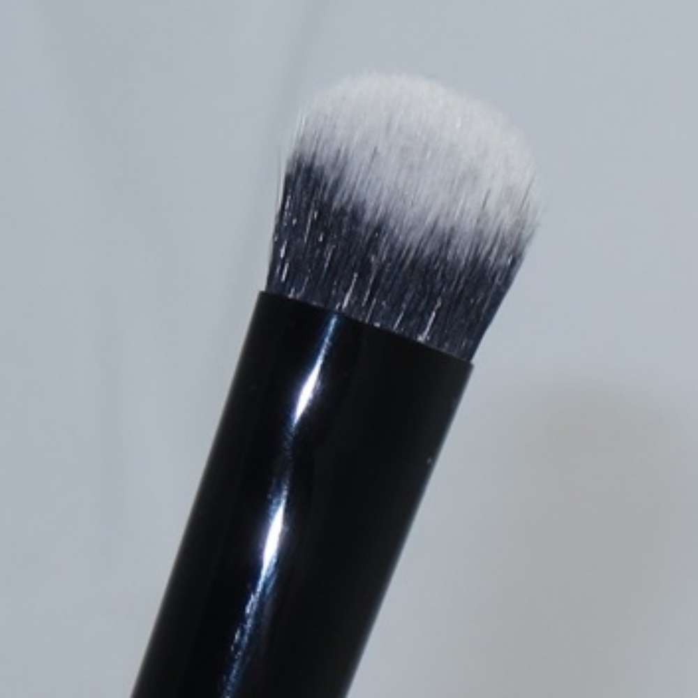 New Marc Jacobs 14 The Conceal Full Cover Correcting Brush - Picture 4 of 4